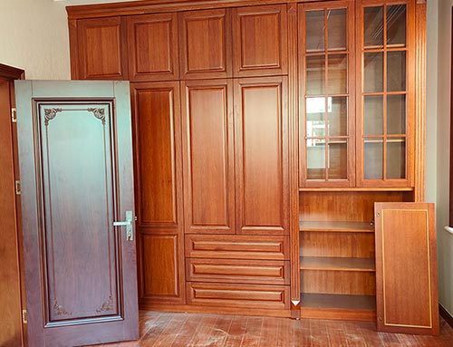 古田中式家庭装修里定制的实木衣柜效果图